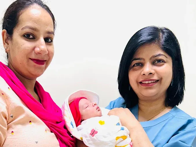 Dr. Bhavya Rathore with a mother and newborn in the postnatal ward